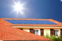 Panneaux photovoltaïques sur le toit d'une maison