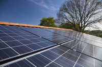 Des panneaux solaires installés sur un toiture