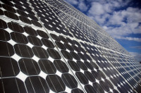 L'électricité peut être fournie par des cellules photovoltaïques et l'énergie solaire